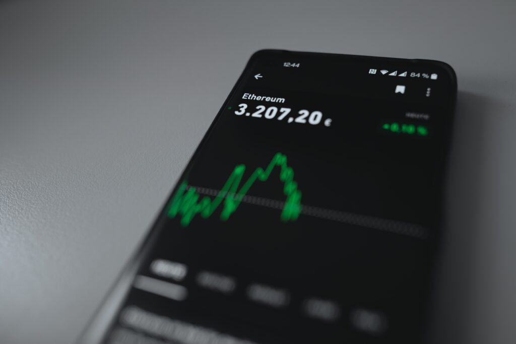 الإيثريوم ، الذهب الرقمي💰. 2 تعتبر الإيثريوم ثاني أكبر عملة رقمية من حيث القيمة السوقية بعد البيتكوين. تم إطلاق الإيثريوم في عام 2015، وهو عبارة عن منصة تشغيل عقود ذكية (Smart Contracts) على الإنترنت، تتيح للمستخدمين تبادل العملات الرقمية وإجراء المعاملات بسرعة وأمان.