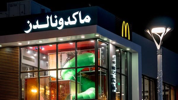 ماكدونالدز مشروع الشر: ما لا تعرفه عن الشركة 🍔🍟 2 ماكدونالدز لا تجني ثروة من بيع البرجر فقط ماكدونالدز تجني أموالها من العقارات ايضاً, 53 مليار دولار هذه هي قيمة جميع عقارات ماكدونالدز مما يجعلها واحدة من أكبر مالكي العقارات التجارية في العالم وهذا يسمح للشركة توسع في كل بلدة ومدينة من خلال الامتياز، ولهذا السبب فإن أكثر من 85٪ من مطاعمها ليست مملوكة لها بل لشخص يدفع رسومًا إلى اسم العلامة التجارية لماكدونالدز المرخص، حيث يعرف ماكدونالدز المكونات والمناسبات الدقيقة التي تجني الأموال من بنائها.
