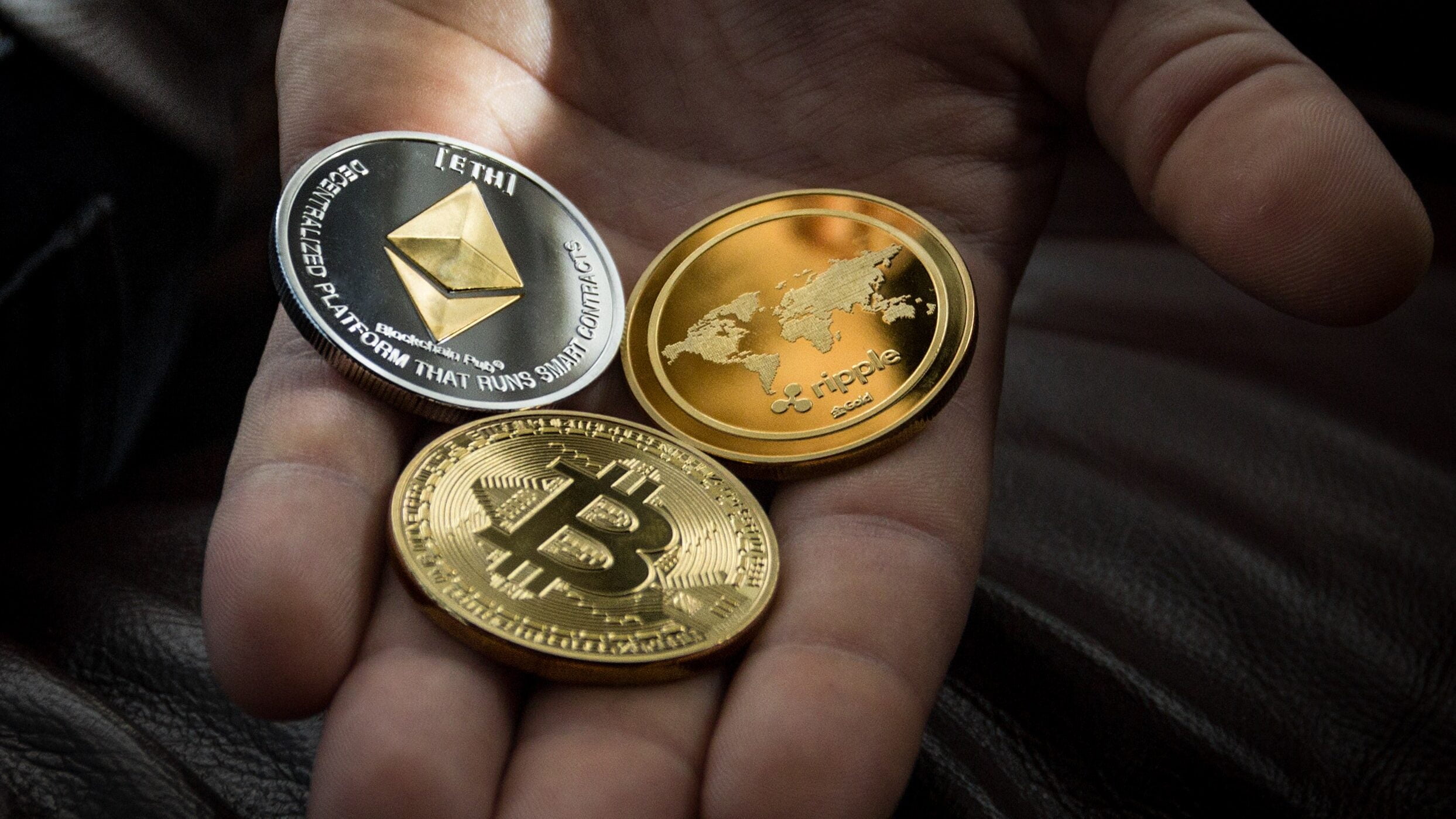 3 اختلافات بين البيتكوين و الإيثريوم 🪙. 2 البيتكوين و الإيثريوم من العملات الرقمية المشهورة و هما المتربعان على عرش العملات المشفرة وهي محل نظر كثير من المضاربين والمستثمرين لذلك ولأن خدمة عملائنا هي الأولوية قررنا "فريق عمل منصة روّاد" عمل مقارنة مختصرة ومجملة عن البيتكوين و الإيثريوم نقدمها لكم لتساعد من يود التعرف علي ملوك سوق العملات الرقمي.