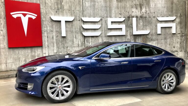 الم تكن السيارات الكهربائية في الأفلام فقط؟ 🚗 18 tesla fans schweiz 2swaWy4Xhb0 unsplash scaled e1687272146841
