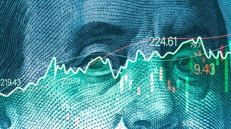 الاستثمار في سوق الأسهم للمبتدئين 8 closeup benjamin franklin face usd banknote with stock market chart graph currency exchange global trade forex concept 1 e1692951713336