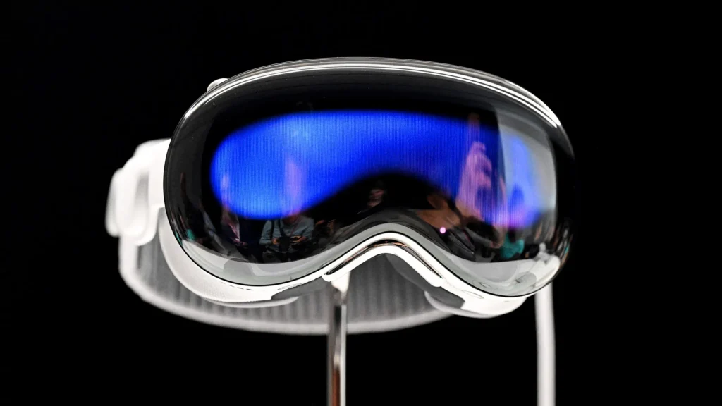 ايفون 15 هو بداية النهاية لآيفون 5 Apple Vision Pro Might Flop Culture 1258467546
