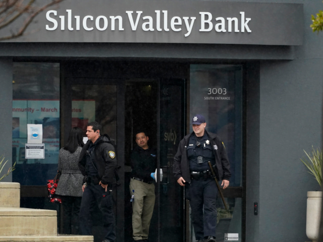 لماذا تنهار البنوك الأمريكية؟ 2 Police Show Up at Silicon Valley Bank 640x480 1 1 640x480 1