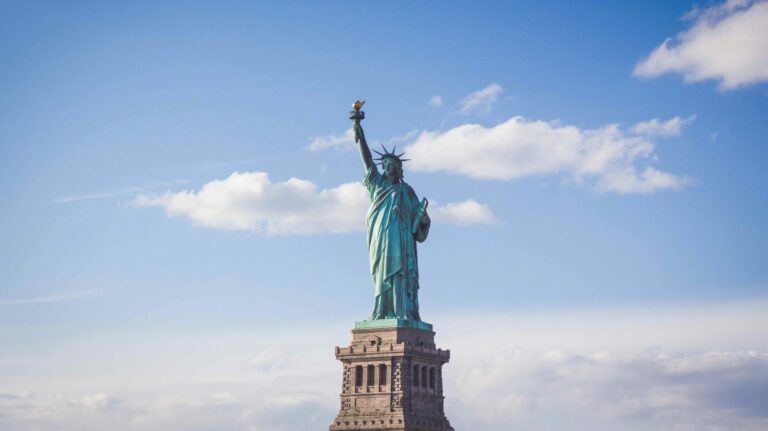 لماذا تحسن الاقتصاد الأمريكي جيد لنا؟ 5 ferdinand stohr PeFk7fzxTdk unsplash scaled e1713093152545