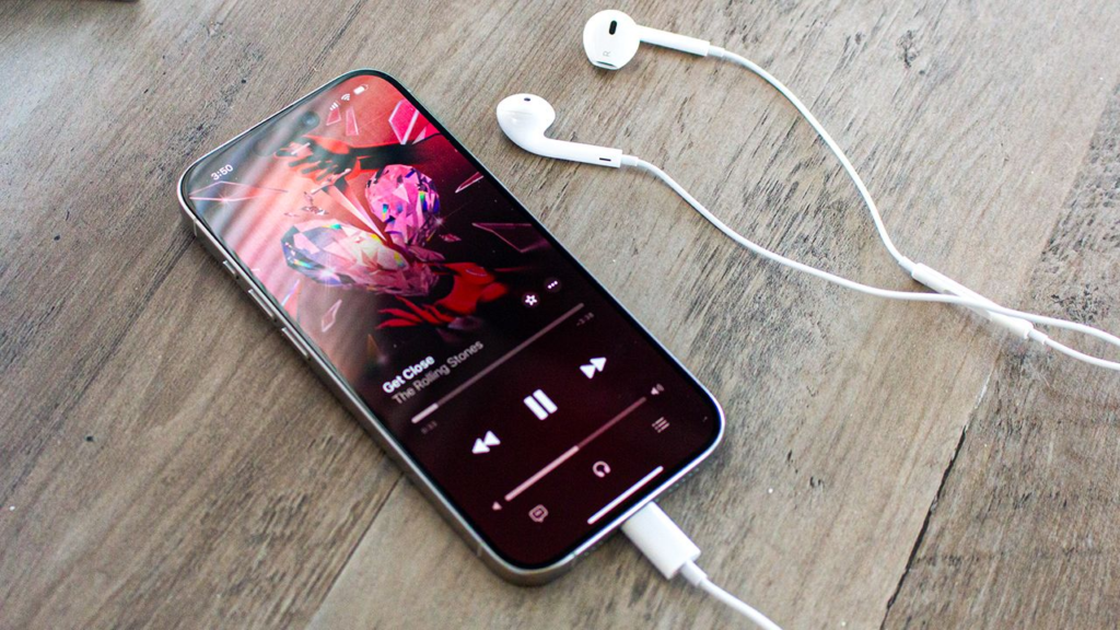 أفضل 6 مايكات لتسجيل الصوت وصناعة المحتوى
5. ميكروفون سماعات Apple Earbuds