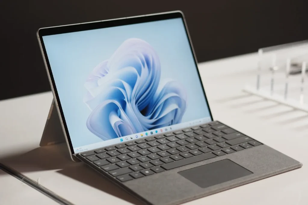 جهازين لابتوب من مايكروسوفت بدمج الذكاء الإصطناعي 💻🤖 2 جهازين لابتوب من مايكروسوفت بدمج الذكاء الإصطناعي
Surface Pro 10 للأعمال: إمكانيات متقدمة للأداء والإنتاجية