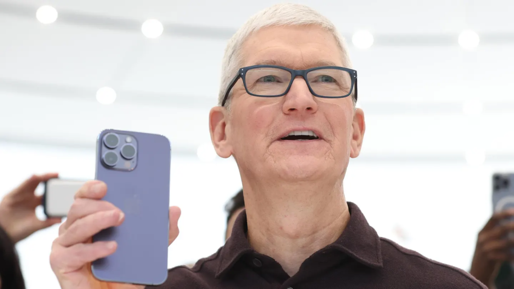 هل يجب على آبل تجاهل الذكاء الاصطناعي في آيفون 16 ؟ 📱 2 تستعد شركة آبل للكشف عن أحدث هواتفها الذكية، آيفون 16 وآيفون 16 برو، في حدث Glowtime المقرر يوم الاثنين، 9 سبتمبر. وبالتزامن مع ذلك، سيكشف تيم كوك وفريقه عن رؤيتهم للذكاء الاصطناعي التوليدي أمام الجمهور. ولكن، ماذا لو اتخذت آبل قرارًا جريئًا بتجاهل هذا الاتجاه الناشئ في الذكاء الاصطناعي؟